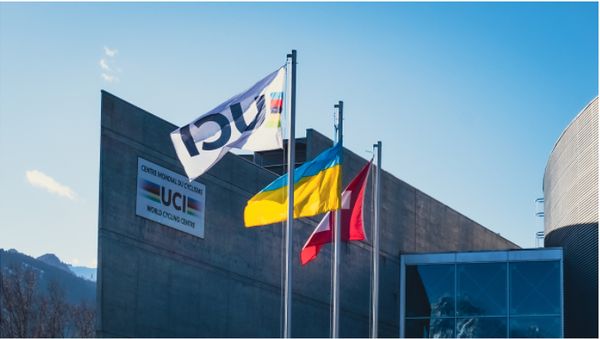국제사이클연맹, 우크라이나 피해자 애도 스위스 본부 앞 우크라이나 깃발 게양 [UCI 공식 홈페이지= PRC 사이클아카데미]