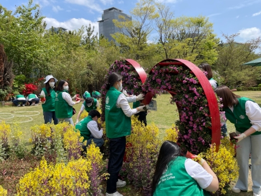 부산 APEC공원에서 환경 정화 활동을 하고 있는 스타벅스 파트너들 [사진= 스타벅스 코리아 제공]