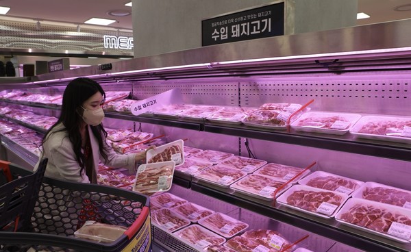 서울 잠실 롯데마트 제타플렉스점에서 고객이 캐나다산 돼지고기를 고르는 모습 [사진= 롯데마트 제공]