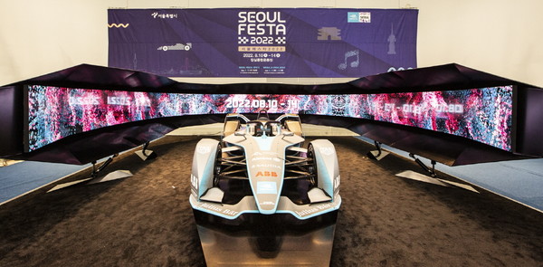 오는 8월 13일부터 14일까지 서울 송파구 잠실종합운동장 일대에서 개최되는 전기차 경주 대회 ‘2022 하나은행 서울 E-프리’에 출전하는 차량이 전시된 모습. [사진=포뮬러E 코리아 제공]