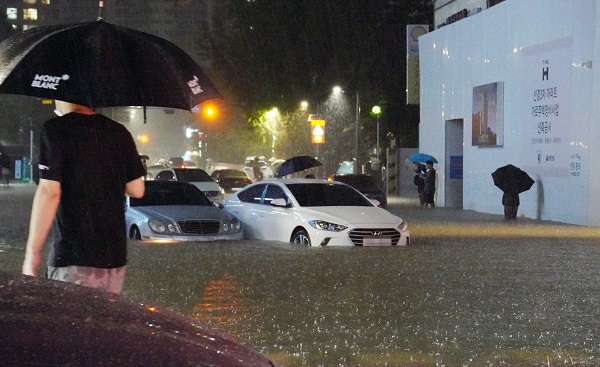 폭우에 침수된 차량. [사진=연합뉴스 제공]