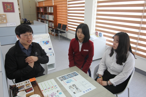 한국전통문화대학교 내 ‘국제문화재교육센터 취‧창업센터’에서 상담을 하고 있는 학생들의 모습 (사진출처=문화재청)