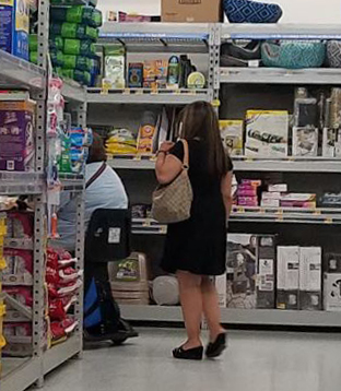 한 간병인이 환자가 쇼핑을 하는 것을 따라다니며 돕고 있다. (사진제공=강샘칼럼니스트)