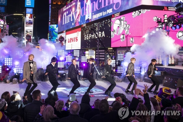 방탄소년단(BTS) 뉴욕 타임스스퀘어 공연 (사진= 연합뉴스 제공)
