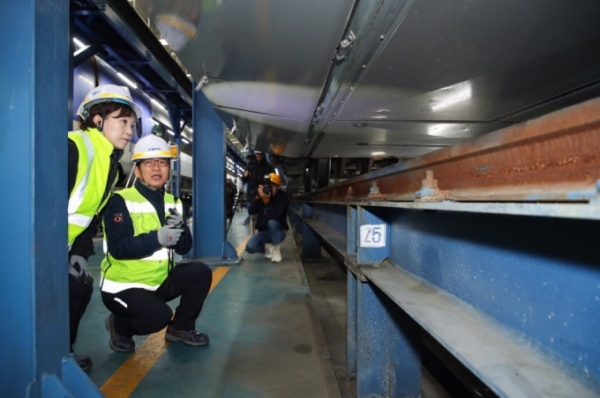 국토교통부 김현미 장관이 2월 2일 고속철도 정비기지를 찾아 종사자를 격려하는 모습 (사진출처=국토교통부)