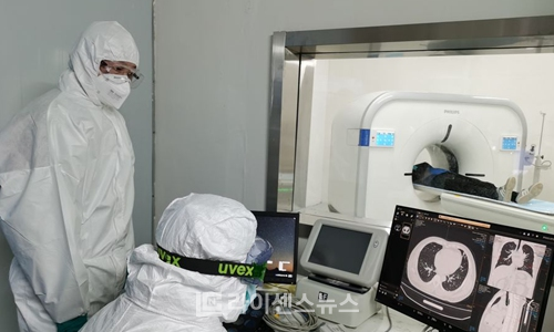 후베이성의 레이선산 병원에서 의사가 CT로 환자의 폐를 검사하고 있다.(사진=신화뉴스 Gao Xiang)