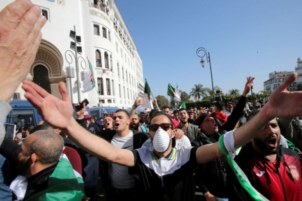 알제리 시민들이 마스크를 착용한채 반정부시위 운동을 펼치고 있다.(사진출처=로이터)