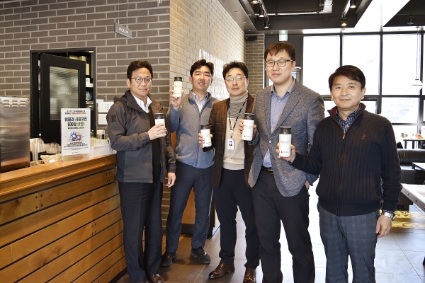 보령시내 텀블러 더블할인 시행 카페에서 한국중부발전 직원들이 텀블러를 이용하여 음료를 테이크아웃 하고 있다.