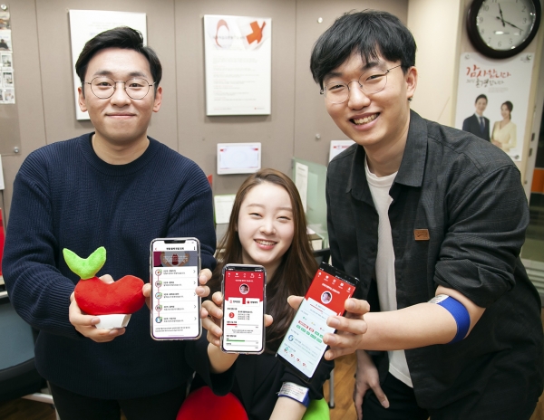 SK텔레콤 매니저들이 SK텔레콤과 대한적십자사와 함께 만든 헌혈앱 ‘레드커넥트’를 소개하고 있다. (사진제공=SK텔레콤)