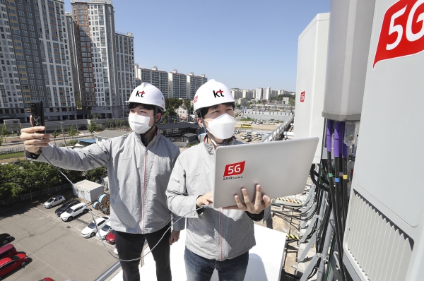 KT 직원들이 경기도 파주산업단지의 상용망에 구축된 5G 단독모드 네트워크를 시험하고 있다 (사진제공=KT)