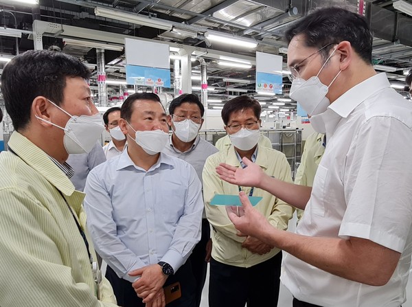 이재용 부회장이 20~21일 베트남 하노이 인근에 위치한 삼성 복합단지를 찾아 스마트폰 생산공장 등을 점검하는 모습. (사진=삼성전자)
