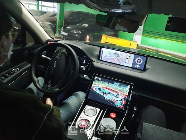 The autonomous car A1 is trying to park autonomously.  (Photo = License News)