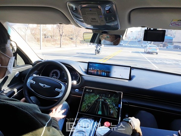 Autonomous car A1 slows down to wait for signal (Photo = License News)