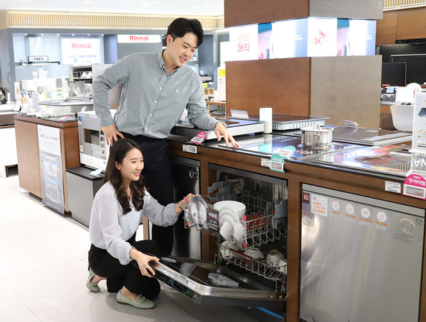 롯데하이마트 메가스토어 잠실점에서 모델들이 식기세척기를 살펴보고 있다. (사진 = 롯데하이마트)