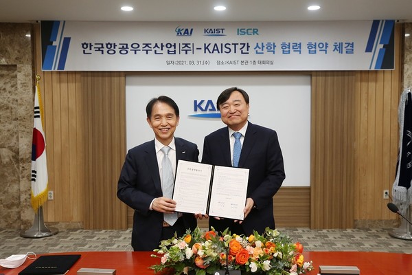 KAI 안현호 사장(오른쪽)과 KAIST 이광형 총장이 항공우주기술연구센터 설립 업무협약을 체결했다.