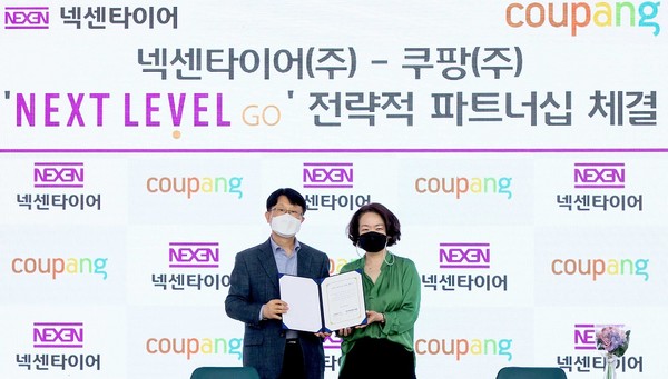 이현종 넥센타이어 사장(사진 왼쪽)과 윤혜영 쿠팡 부사장이 기념촬영을 하고 있다. (사진=쿠팡)