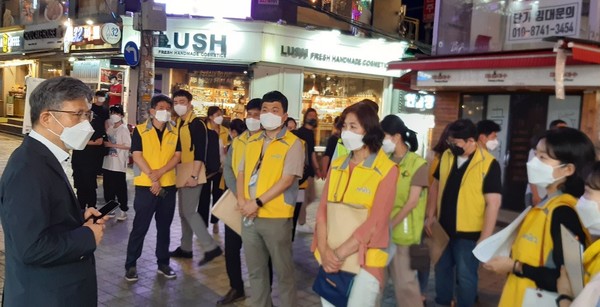 박범 마포구부구청장이 홍대 특별방역 활동에 앞서 직원들에게 당부말씀을 전하고 있다. (사진 = 마포구청)