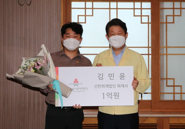 좌측부터 신한회계법인 김민윤 회계사, 권영진 대구시장  