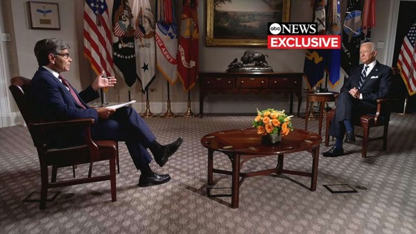 조 바이든 대통령이 2021년 8월 18일 워싱턴 D.C.에서 ABC 뉴스의 조지 스테파노풀로스 기자와 이야기하고 있다. (사진 = ABC뉴스)