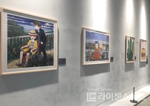 롯데백화점 동탄점 2층에 전시된 예술 작품들 (사진= 김아령 기자)