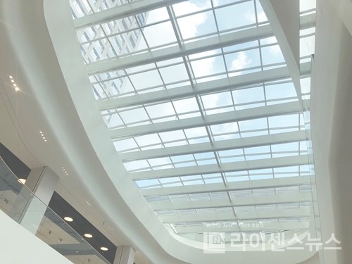 롯데백화점 동탄점 천장에 채광창을 적용해 개방감을 높였다. (사진= 김아령 기자)