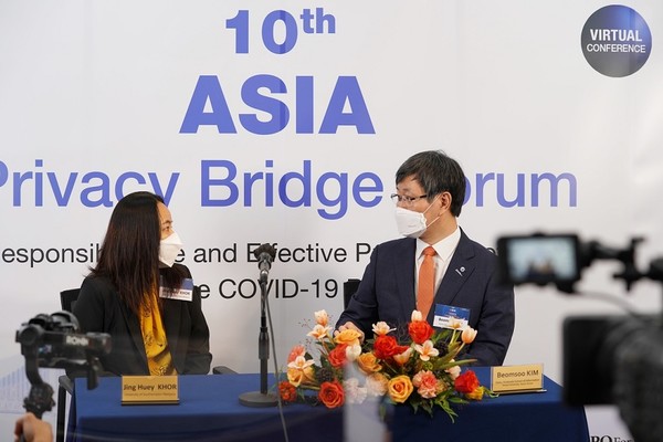 김범수 APB 포럼 의장(사진 오른쪽)이 Jing Huey Khor 교수와 토론하고 있는 모습. (사진=연세대 바른ICT연구소)