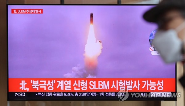19일 오후 서울역 대합실에 설치된 모니터에서 북한의 단거리 탄도미사일 발사 관련 뉴스가 나오고 있다. 군 당국은 북한이 19일 발사한 단거리 탄도미사일이 잠수함발사탄도미사일(SLBM)로 추정된다고 밝혔다. 이번 탄도미사일은 고도 60㎞, 사거리 430∼450㎞로 파악된 것으로 알려졌다.(사진 = 연합뉴스)