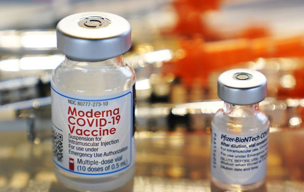 지난 2월 25일 미국 뉴햄프셔주 엑서터의 한 임시 의료소에 화이자와 모더나의 신종 코로나바이러스 감염증(코로나19) 백신이 놓여 있다. (AP=연합뉴스)