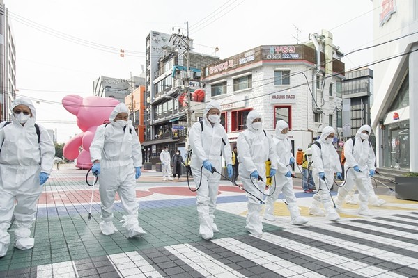 지난 21일 마포구가 홍대 축제거리 소독하는 모습 (사진=마포구청)