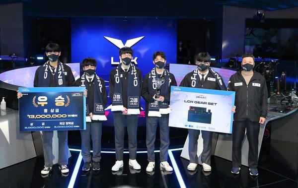 우리은행은 지난 27일 서울 종로구 롤파크에서 ‘우리WON뱅킹 고등LoL리그’ 결승전을 개최했다. 권광석 우리은행장(사진 오른쪽 첫 번째)이 우승팀인 아현산업정보학교 학생들과 기념촬영을 하고 있다. (사진=우리은행)