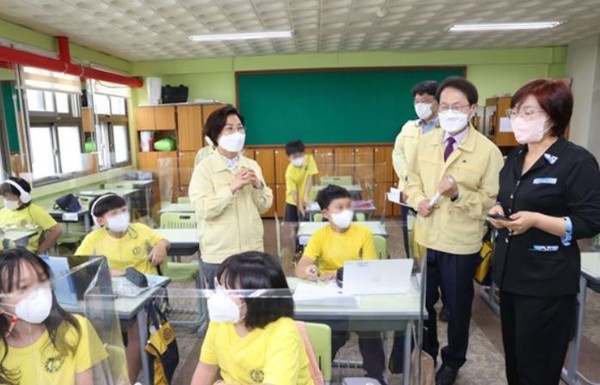 지난해 7월 충암초등학교에서 김미경 구청장(왼쪽)과 조희연 교육감(오른쪽 두 번째)이 교실을 둘러보고 있다. (사진=은평구청)