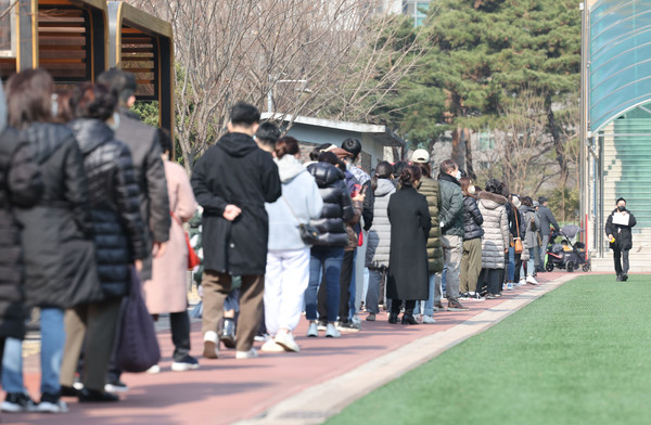 9일 서울 서초구 서원초등학교에 마련된 반포1동 제7투표소에서 유권자들이 줄을 서 있다. [사진=연합뉴스 제공]