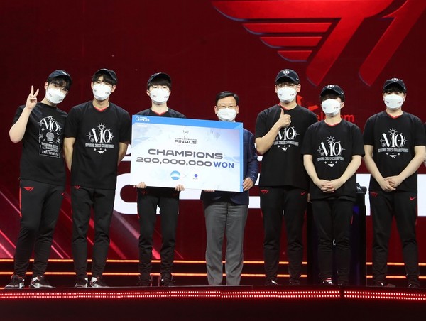 지난 2일 일산 킨텍스에서 열린 ‘우리은행과 함께하는 2022 LCK 스프링 결승전 시상식’ 에서 이원덕 우리은행장이 우승팀인 T1과 기념촬영을 하고 있다. [사진=우리은행 제공]