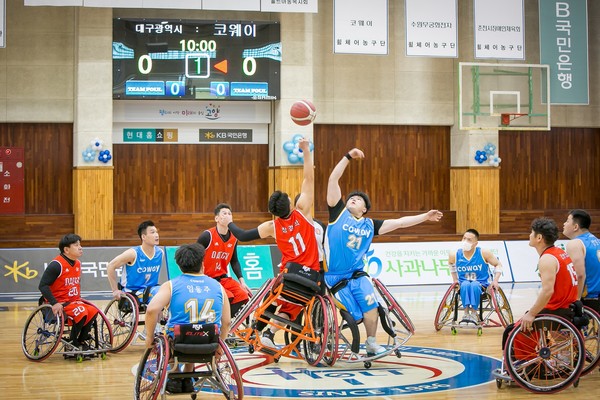 ㈜코웨이 장애인휠체어 농구단이 경기하는 모습 [사진=한국장애인고용공단 제공]