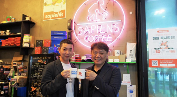 김경훈 얍모바일 대표(오른쪽)와 정세현 커피사피엔스 대표가 ‘얍오더 공급 계약’기념 사진촬영을 하고 있다. [사진=얍컴퍼니 제공]