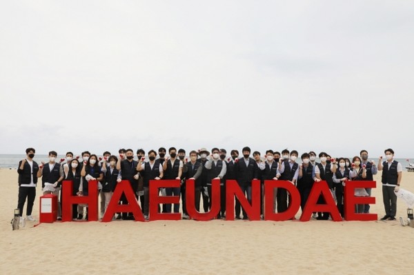 해운대 해수욕장 플로깅을 진행하고 있다 [사진= 이디야커피 제공]