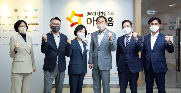 15일 아워홈 안산공장에서 오유경 식약처장(왼쪽에서 세번째), 김태준 아워홈 사장(네번째) 등 관계자가 기념촬영을 하고 있다 [사진= 아워홈 제공]