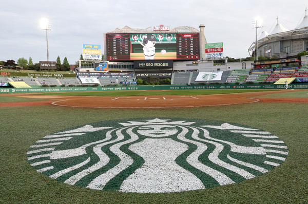 인천SSG랜더스 필드에서 초록이 가득한 스타벅스 데이 진행 [사진= 스타벅스 제공ㅇ]
