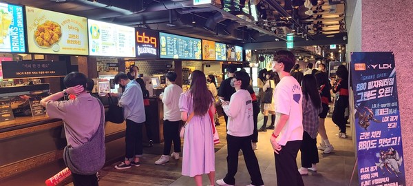 종로 롤파크 LCK 아레나에서 LoL e스포츠 국제 대회를 관람하기 위해 방문한 팬들이 BBQ 롤파크 빌지워터점을 방문했다 [사진= BBQ 제공]
