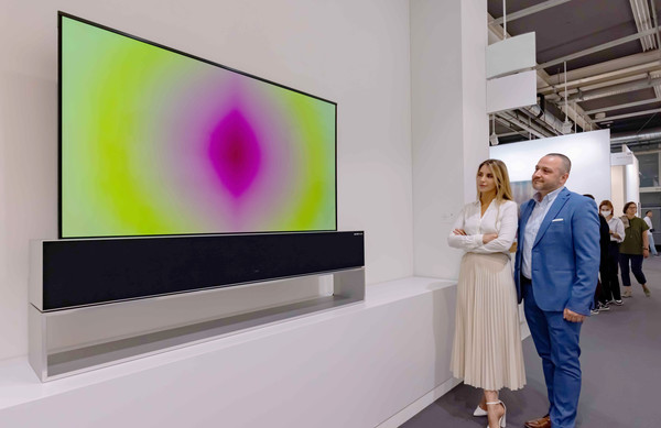현지시간 16일부터 나흘간 스위스 바젤에서 열리는 '아트바젤'에서 관람객들이 현대미술 거장 '아니쉬 카푸어'의 미디어아트를 LG 시그니처 올레드 R에 담은 작품을 감상하고 있다.[사진=LG전자 제공]