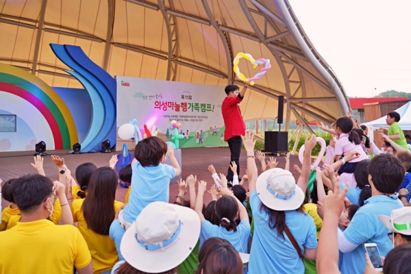 참가 가족들이 즐거운 레크레이션 시간을 보내고 있다 [사진= 롯데푸드 제공]