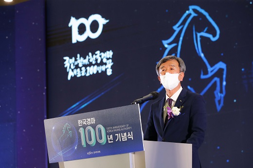 한국경마 100년 기념식장에서 인사말을 하고 있는 한국마사회 정기환 회장 [사진=한국마사회 제공]