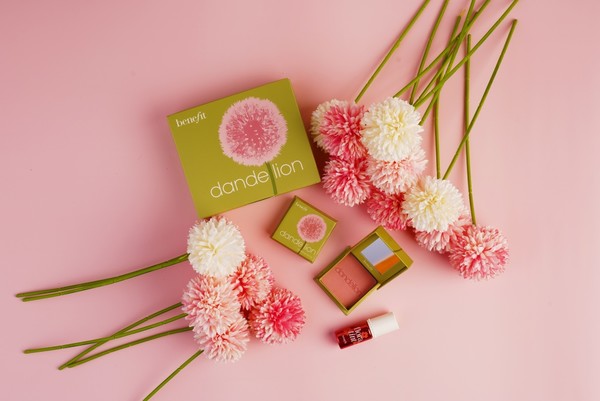 롯데온 온앤더뷰티x베네피트 단독 콜라보 상품 연출컷 [사진=롯데온 제공]