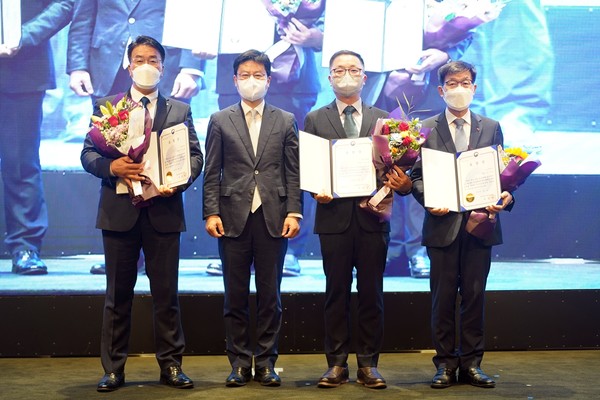 (왼쪽부터, 조경형 위니아 대외협력담당(상무), 최우석 산업통상자원부 소재융합산업정책관(국장) [사진=위니아 제공]