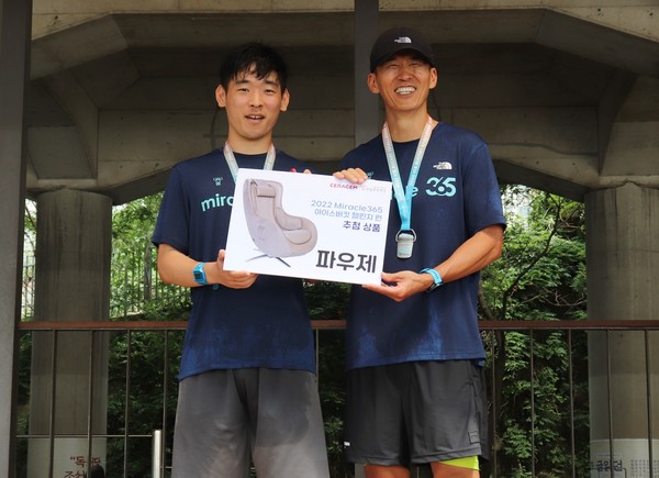 승일희망재단의 공동대표 션이 지난 2일, 서울 이촌한강시민공원에서 열린 ‘2022 miracle365 x 아이스버킷 챌린지 런’ 행사에서 참가자에게 경품을 전달하고 있다. [사진=세라젬 제공]