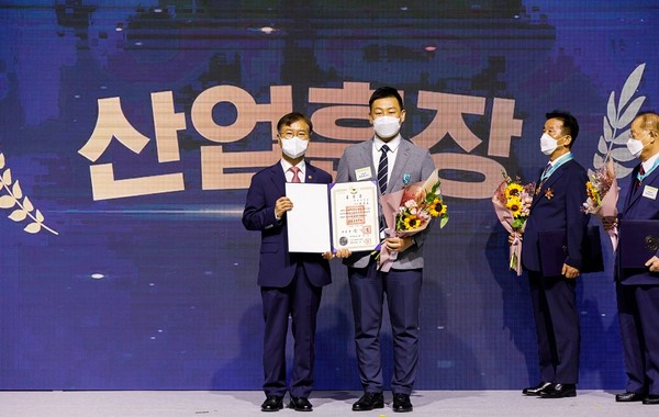 대웅제약 황정호 잡매니저, 철탑산업훈장 산업재해예방 유공자 포상 [사진=대웅제약 제공]