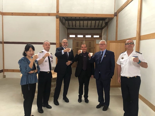 (왼쪽 가운데) 필립 르포르 주한 프랑스 대사가 지평리전투 전승을 기념해 지평양조장에서 지평 생 쌀막걸리를 시음하고 있다. [사진= 지평주조 제공]