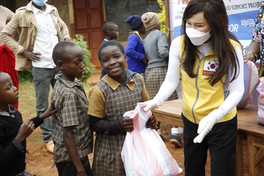 제너시스BBQ가 므랑가 카운티 지역에 코로나 구호 식량을 전달하고 있다. [사진= 제너시스BBQ 제공]
