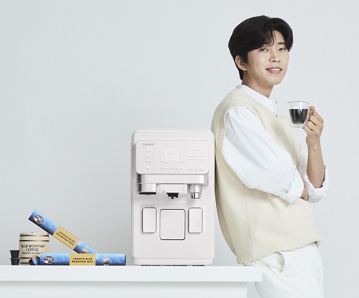 얼음나오는 커피머신 '청호 에스프레카페'와 모델 임영웅 [사진=청호나이스 제공]