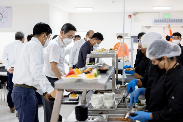 도스보카스 구내식당에서 직원들과 함께 배식을 하는 이재용 부회장 [사진=삼성전자 제공]